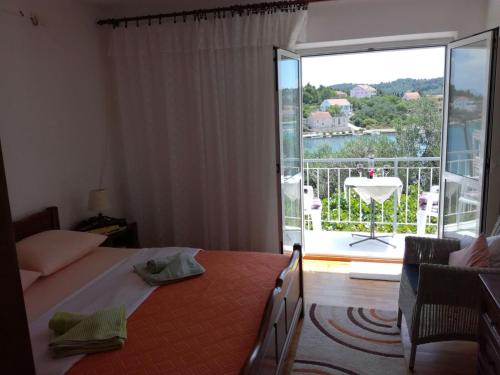 鲁巴达Adrian's Apartments & Winery的一间卧室设有一张床,享有阳台的景色