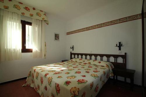 德拉塞尔瓦港Estrella del Mar的一间卧室配有一张带花卉床罩的床