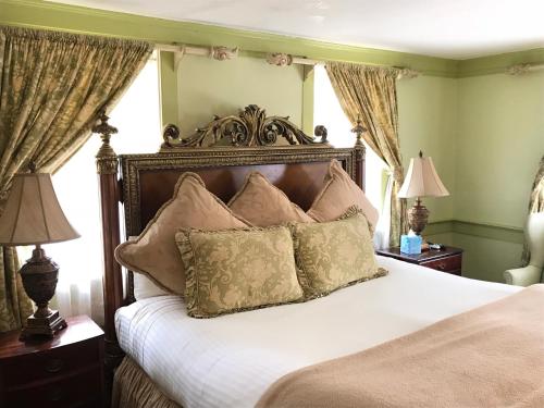纽波特法拉格特海军上将酒店 的卧室配有一张带白色床单和枕头的大床。