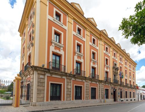 赫雷斯-德拉弗龙特拉Hotel Soho Boutique Jerez的街道边的一座橙色大建筑