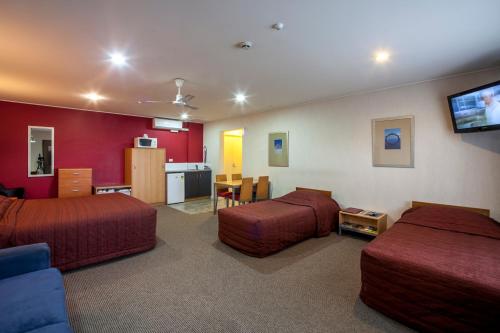 新普利茅斯兰德马克庄园酒店的酒店客房设有两张床和一台平面电视。