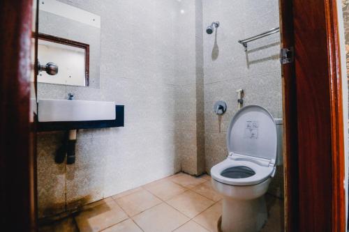 马卡萨RedDoorz Plus @ Grand City Inn的一间带卫生间和水槽的浴室