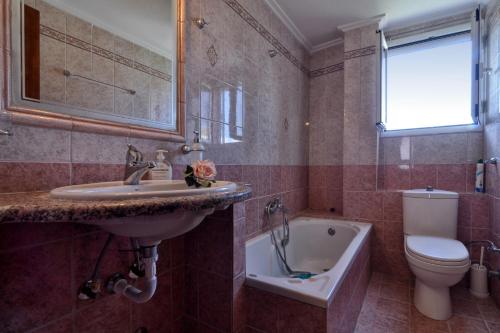 MantoúkionAngelica's House的浴室配有盥洗盆、卫生间和浴缸。
