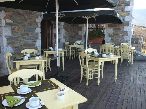 Porto Mani Suites餐厅或其他用餐的地方