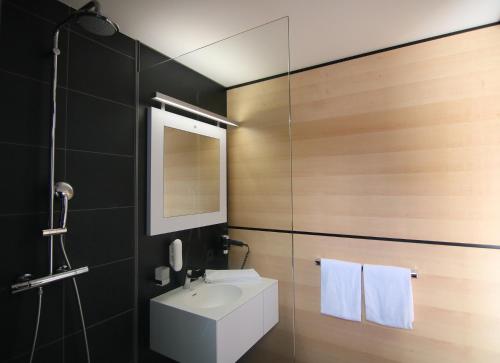 明德尔海姆MN Hotel by WMM Hotels的浴室设有白色水槽和镜子