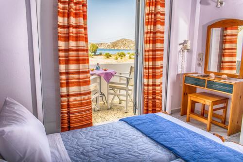 伊奥斯乔拉海伦娜旅馆的一间卧室配有一张床,享有海景