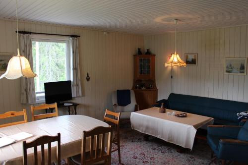 比尔克兰Bergheim Two-Bedroom Cottage的客厅配有两张床、一张沙发和一张桌子