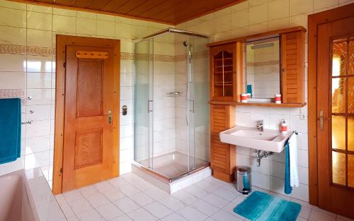 沃尔特湖畔韦尔登Bungalow & Apartments "Am Deber" Velden - Augsdorf的带淋浴和盥洗盆的浴室