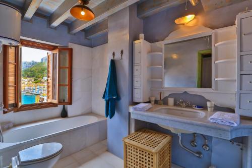 迈伊斯蒂Villa Pera Meria的一间带水槽、浴缸和卫生间的浴室