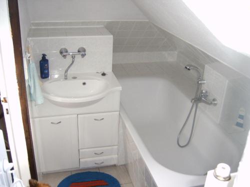 巴特多布兰Welcoming Apartment with Garden, Terrace, Barbecue, Heating的浴室配有盥洗盆和浴缸。