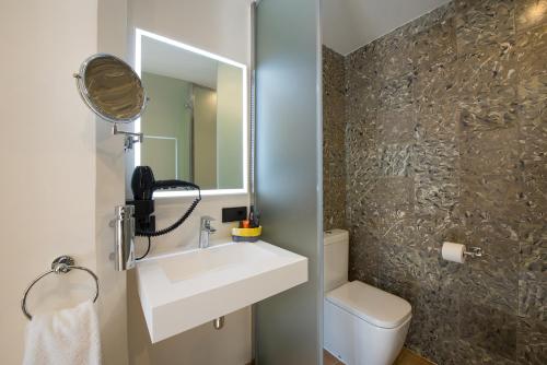 马里亚德拉萨卢特TI Central Maria的一间带水槽、卫生间和镜子的浴室
