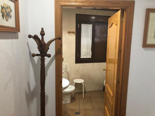 阿尔科斯-德拉弗龙特拉Hotel Restaurante Calderon的一间带卫生间的浴室、一个窗户和一扇门