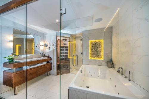 Thermal Hotel Visegrád的一间浴室