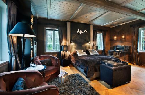 赫根尼斯海朗特尼特精品酒店的卧室配有一张床和一张桌子及椅子