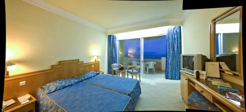 哈马马特穆拉迪门扎酒店的酒店客房,配有床和电视