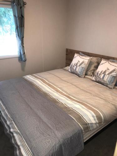 利明顿Westerley Cove的卧室内的一张带两个枕头的床