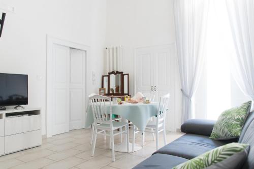 焦维纳佐Casa Bianca的白色的客厅配有桌椅