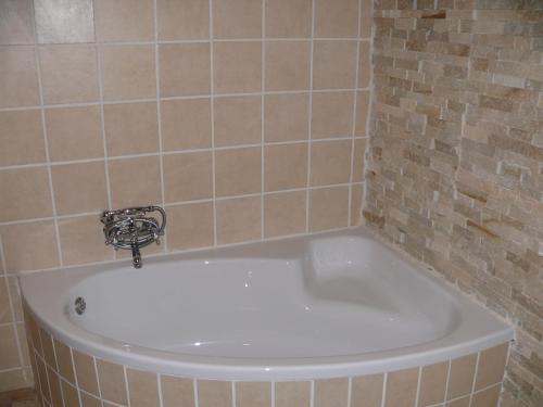 逊邱伦42onKing的带浴缸的瓷砖浴室设有水槽