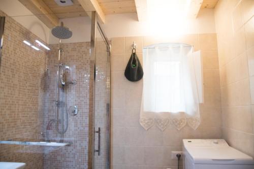 焦维纳佐Casa Bianca的带淋浴、卫生间和窗户的浴室
