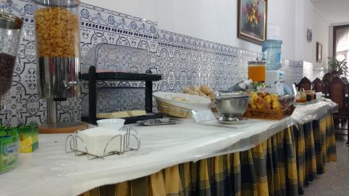 波尔图Hotel Peninsular- Porto的一张桌子,上面有面包和食物篮子