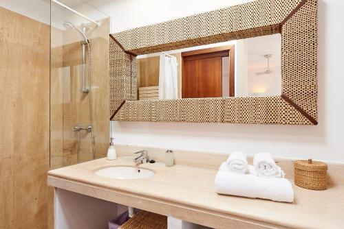 卡拉塔瑞达坎马雷什酒店的一间带水槽和镜子的浴室