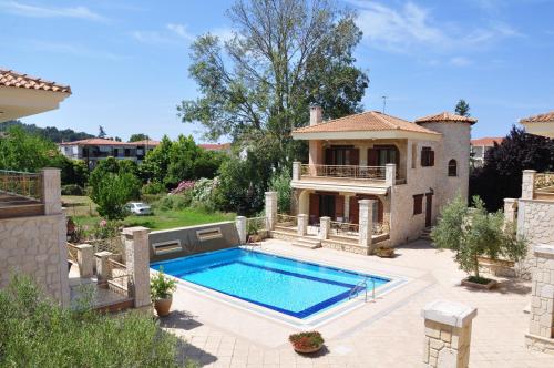 希维利Anastasia Villas的一座带游泳池和房子的别墅