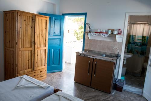 米尔泰Avra Studios的厨房设有水槽和蓝色门
