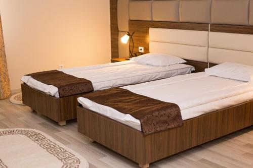 加拉茨Complex Azar的双床间位于酒店客房内,设有