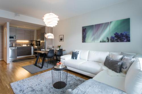 罗瓦涅米Tuomas´ luxurious suites, Nouka的客厅配有白色的沙发和桌子