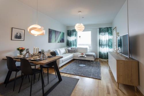 罗瓦涅米Tuomas´ luxurious suites, Nouka的客厅配有桌子和沙发