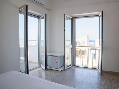 新福卡Hotel Morini的卧室设有滑动玻璃门和阳台
