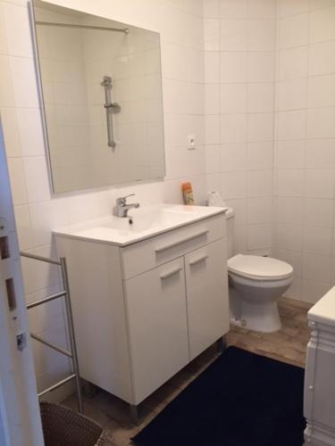 Braineresidence brainoise 2的白色的浴室设有水槽和卫生间。