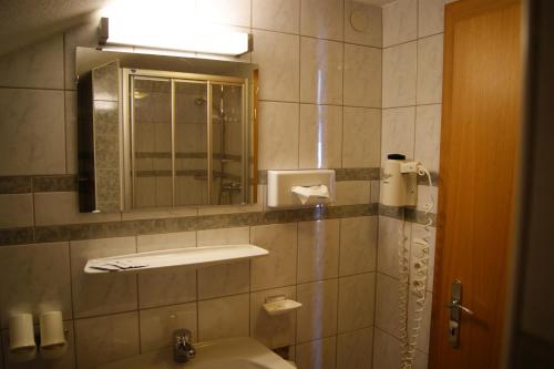 上蒂利拉赫Der Oswalderhof的一间带水槽和镜子的浴室