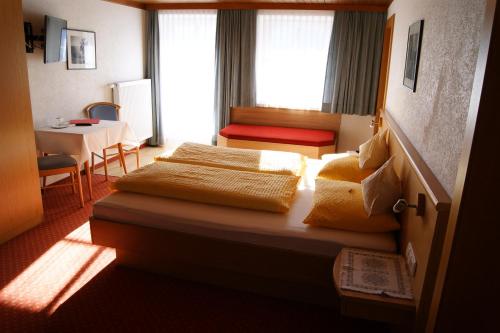 上蒂利拉赫Der Oswalderhof的酒店客房设有两张床和一张桌子。