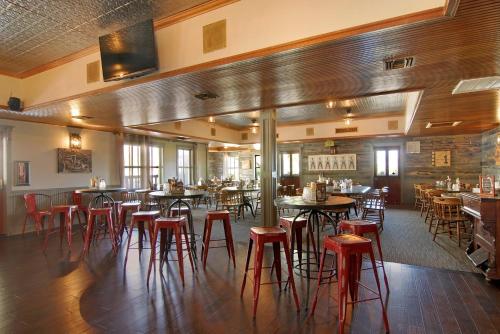 博雷戈斯普林斯棕榈谷万怡度假酒店的一间在房间内配有桌子和凳子的餐厅