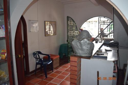 库库塔阿库阿里乌斯酒店的厨房设有拱门、桌子和椅子