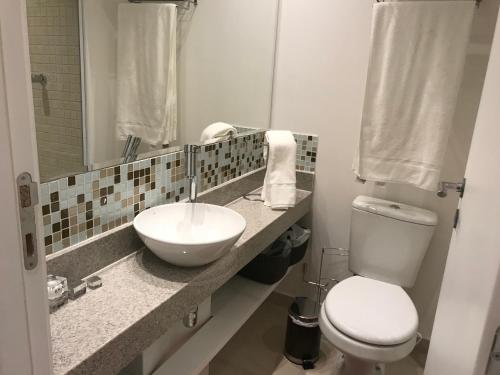 圣保罗Studio Augusta的浴室配有白色卫生间和盥洗盆。