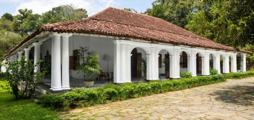康提The Kandy House的白色房屋,设有瓷砖屋顶
