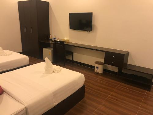 Apple Hotel Two - Near Phnom Penh Airport的电视和/或娱乐中心