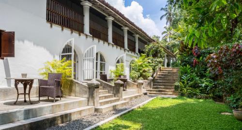 康提The Kandy House的庭院,有楼梯和草地