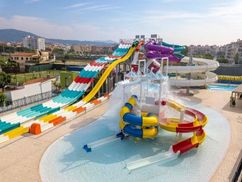 皮内达德马尔Golden Taurus Aquapark Resort的一个带水滑梯的大型水上公园