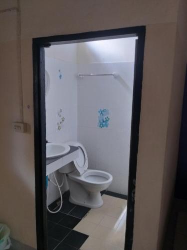 清莱谭雅旅馆的一间带卫生间和水槽的浴室
