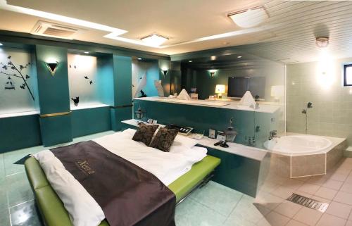 KatoHotel Xenia Takinoyashiro的大型浴室设有床和浴缸。
