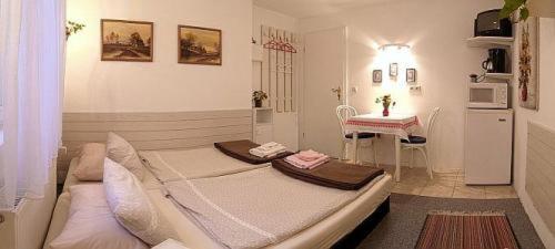 法尔肯塞柏林宾希阿姆希湖畔B&B酒店的一间卧室配有一张大床和一张桌子