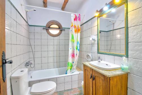 托罗克斯Villa Nevero的一间带卫生间、水槽和镜子的浴室