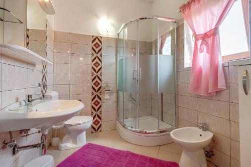 木洛希尼Star的带淋浴、盥洗盆和卫生间的浴室