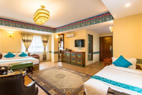 加德满都宇康酒店的酒店客房设有两张床和电视。