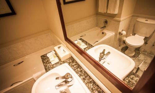 花苑晨桑顿酒店的一间浴室