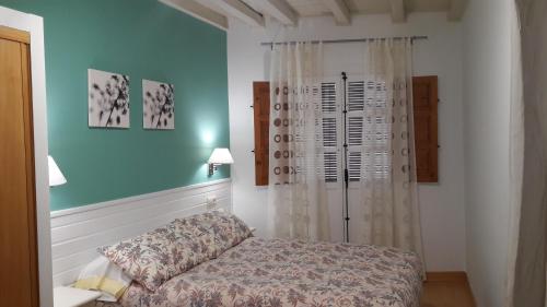 卡韦苏埃拉德尔瓦列La casita del jerte的一间卧室配有床和窗帘