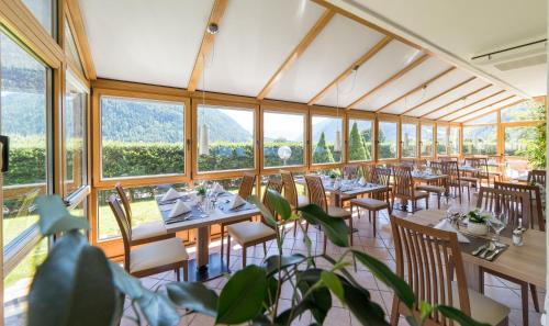 坎波图雷斯米拉贝尔酒店 的用餐室设有桌椅和窗户。